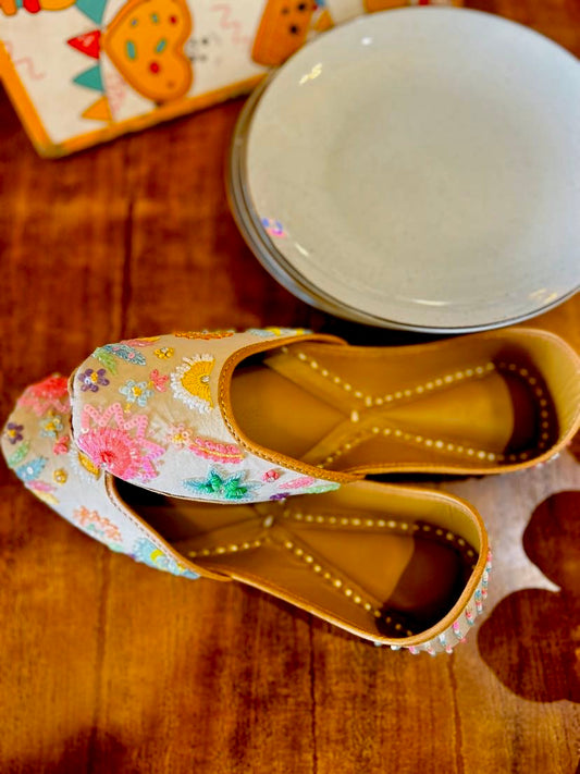 GUL JUTTIS