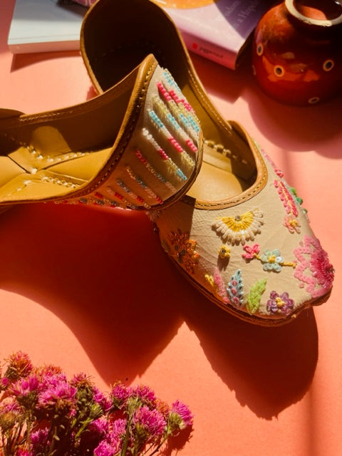GUL JUTTIS
